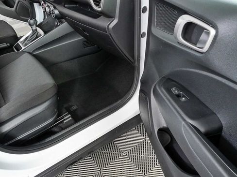 Used 2023 Hyundai Venue SE FWD image 22