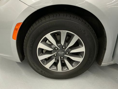 Used 2023 Chrysler Pacifica Touring-L image 39