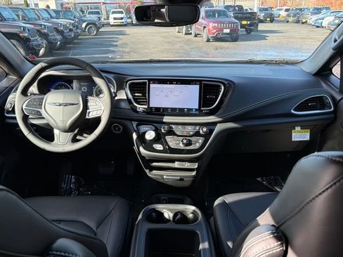 New 2026 Chrysler Pacifica Select image 9