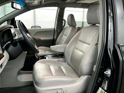 Used 2017 Toyota Sienna XLE Premium AWD/4WD image 24