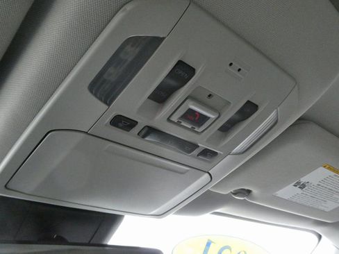 Used 2021 Toyota Highlander XLE image 17