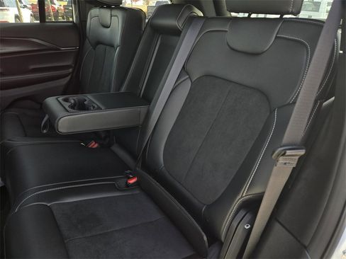 New 2025 Jeep Grand Cherokee Altitude image 11
