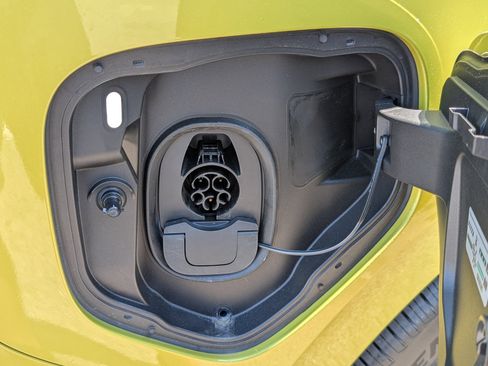 Used 2025 Volkswagen ID. Buzz Pro S Plus RWD image 41