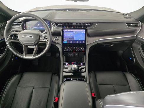 Used 2023 Jeep Grand Cherokee Overland w/ Luxury Tech Group IV AWD/4WD image 18
