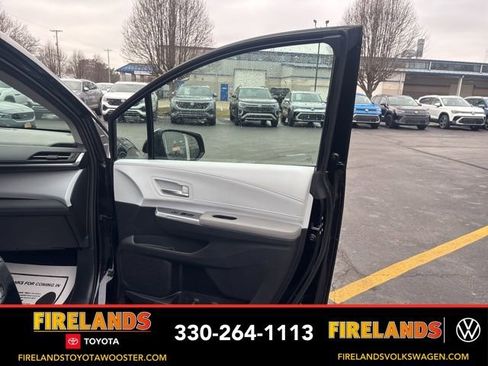 Used 2025 Toyota Sienna XLE image 31
