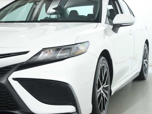 Used 2023 Toyota Camry SE AWD/4WD image 4
