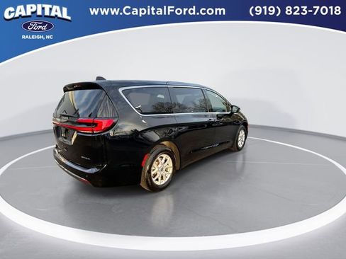 Used 2024 Chrysler Pacifica Touring-L image 8