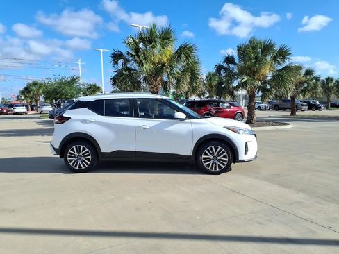 Used 2024 Nissan Kicks SV FWD image 7