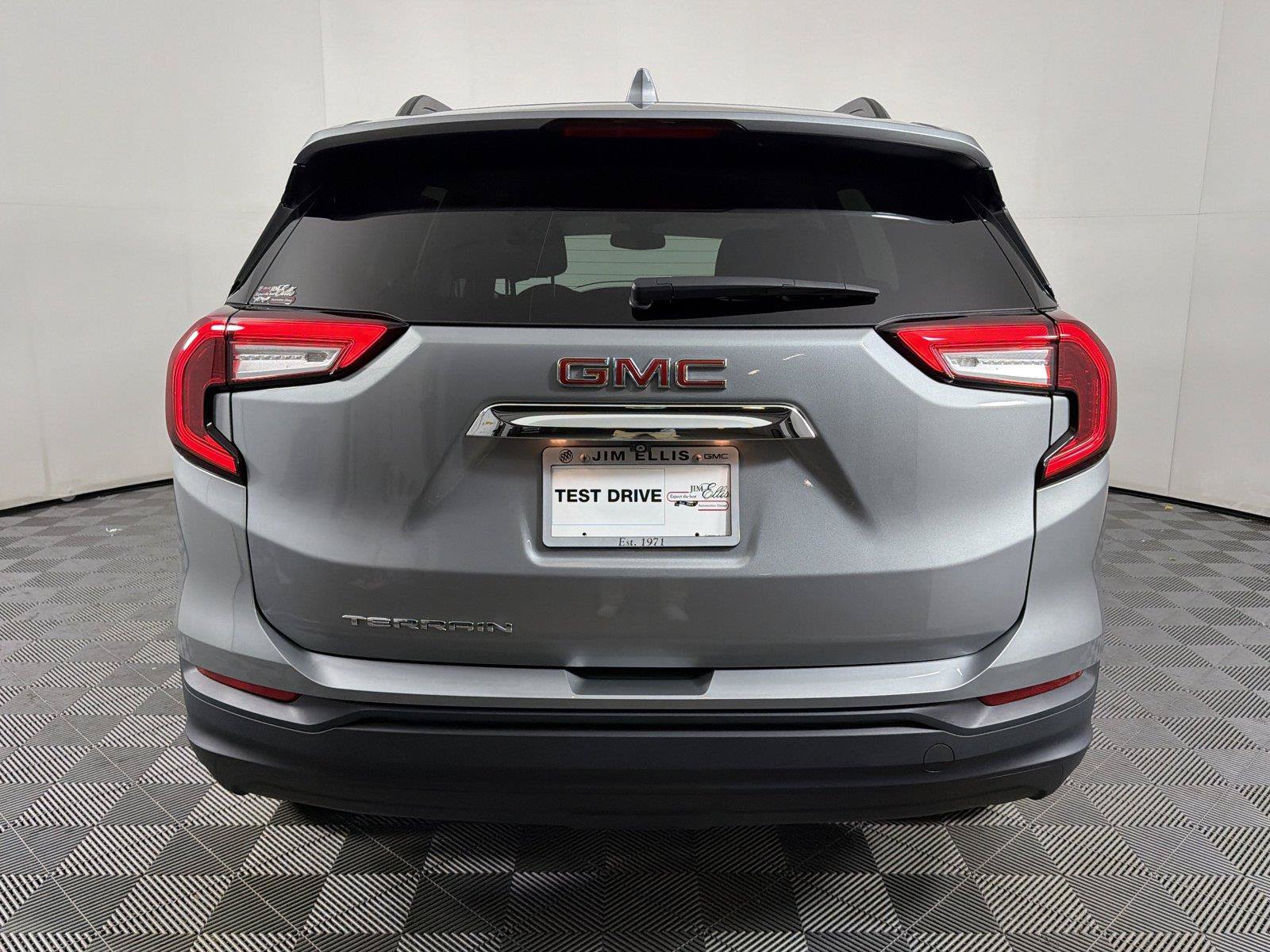Used 2024 GMC Terrain SLE w/ Driver Convenience Package FWD image 5