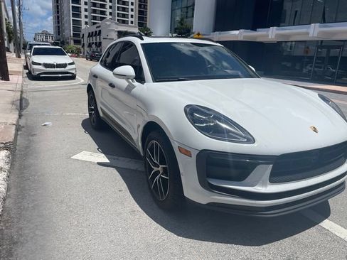 Used 2022 Porsche Macan AWD/4WD image 3