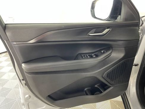 Used 2023 Jeep Grand Cherokee Altitude AWD/4WD image 15