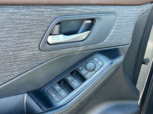 Used 2023 Nissan Rogue SV image 17