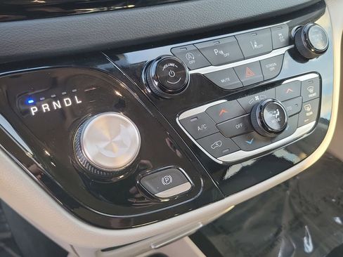 Used 2023 Chrysler Pacifica Touring-L image 10