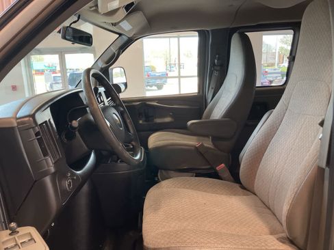 Used 2015 Chevrolet Express 3500 RWD image 10