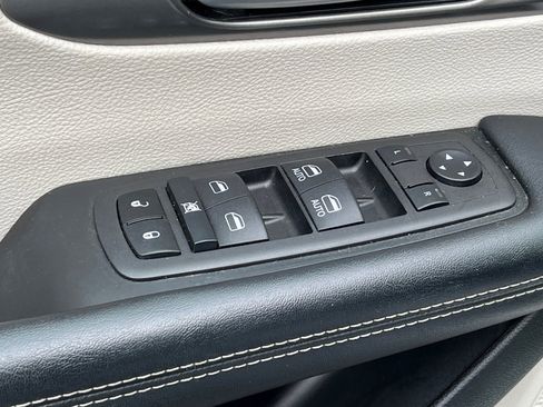 Used 2023 Chrysler Pacifica Touring-L image 14