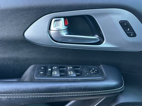 Used 2020 Chrysler Pacifica Touring-L Plus image 11