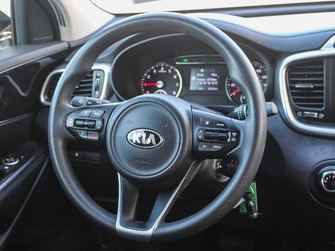 Used 2017 Kia Sorento LX image 16