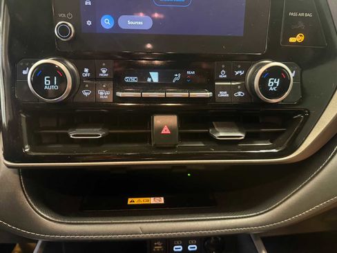 Used 2023 Toyota Highlander XLE image 33