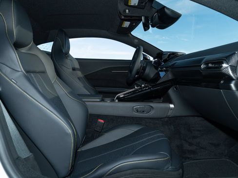 Used 2025 Aston Martin V8 Vantage Coupe RWD image 16