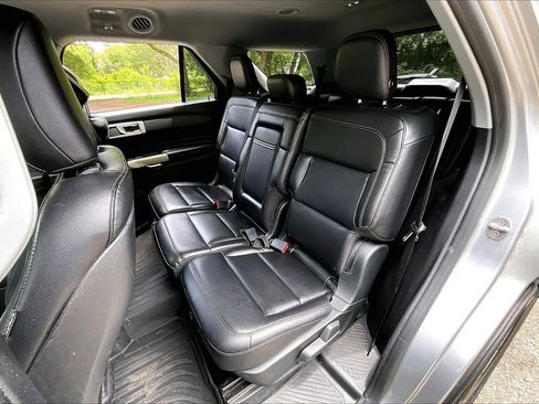 Used 2020 Ford Explorer XLT w/ Equipment Group 202A RWD image 19