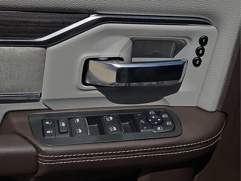 New 2026 RAM 2500 Laramie AWD/4WD image 13