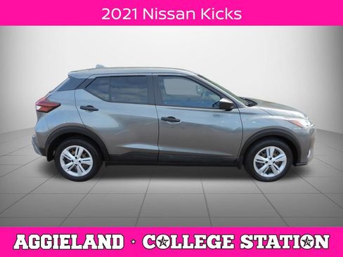 Used 2021 Nissan Kicks S FWD image 2