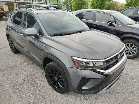 Used 2023 Volkswagen Taos SE w/ Panoramic Sunroof Package AWD/4WD image 19