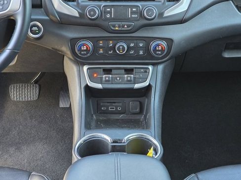 Used 2024 GMC Terrain SLT image 25