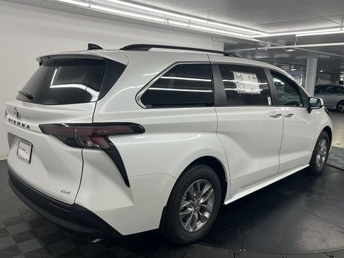 Used 2026 Toyota Sienna XLE FWD image 6