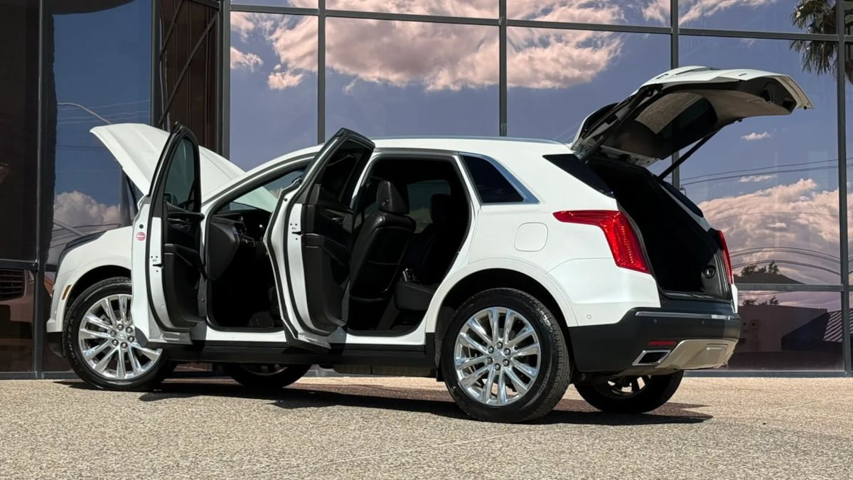 Used 2017 Cadillac XT5 Platinum w/ Driver Assist Package AWD/4WD image 29