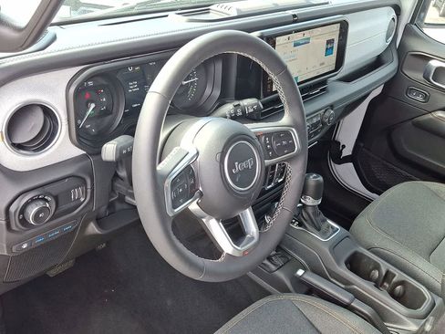 Used 2025 Jeep Wrangler Unlimited Sahara w/ Safety Group AWD/4WD image 16