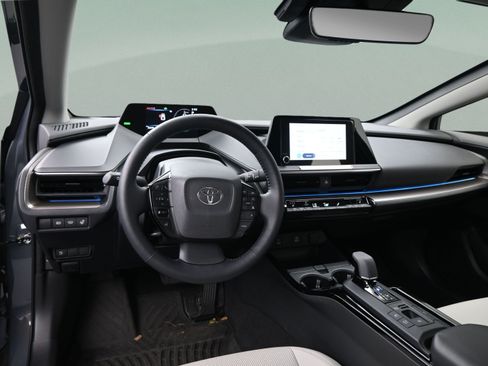 Used 2024 Toyota Prius XLE FWD image 35