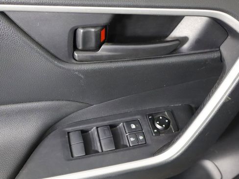 Used 2019 Toyota RAV4 LE FWD image 19