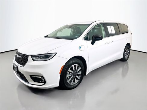 Used 2024 Chrysler Pacifica Select image 3