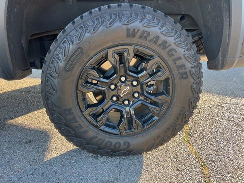 Used 2025 Chevrolet Silverado 1500 ZR2 w/ Technology Package image 18