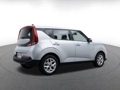 Used 2025 Kia Soul LX w/ LX Technology Package FWD image 9