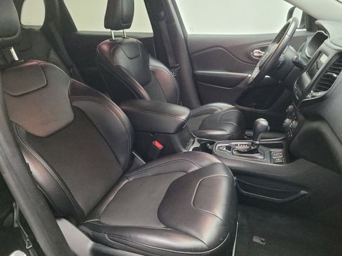 Used 2019 Jeep Cherokee Latitude Plus w/ Comfort/Convenience Group FWD image 21