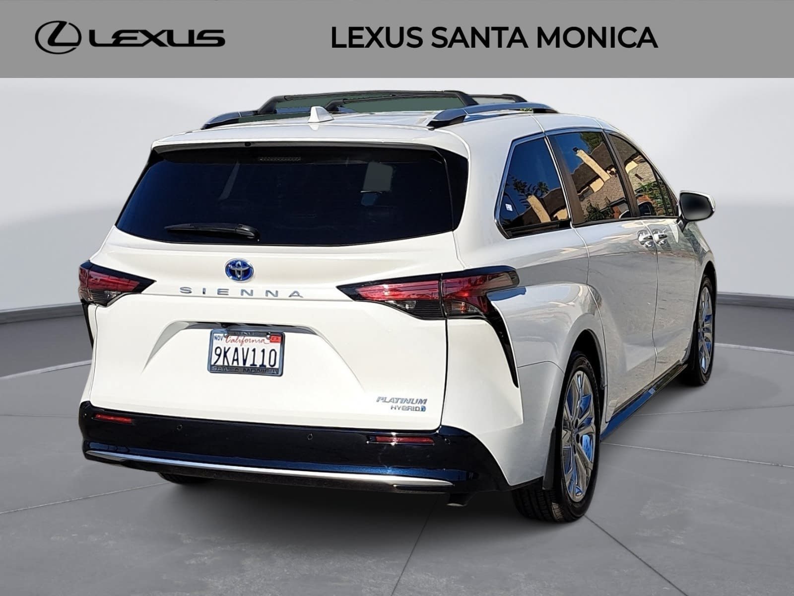 Used 2024 Toyota Sienna Platinum FWD image 5