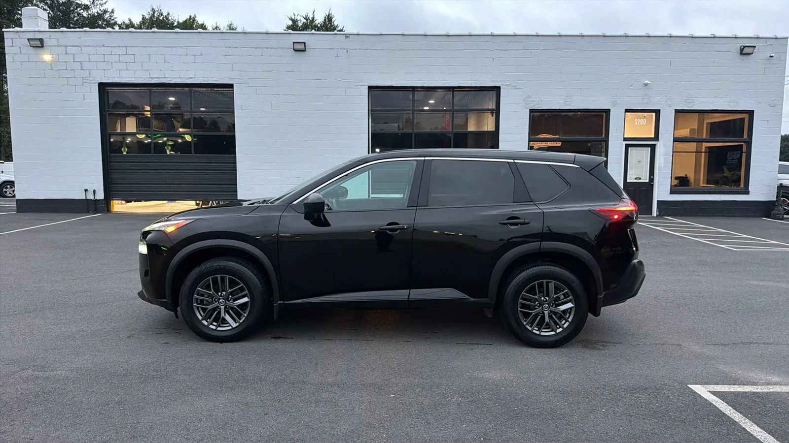 Used 2021 Nissan Rogue S AWD/4WD image 4