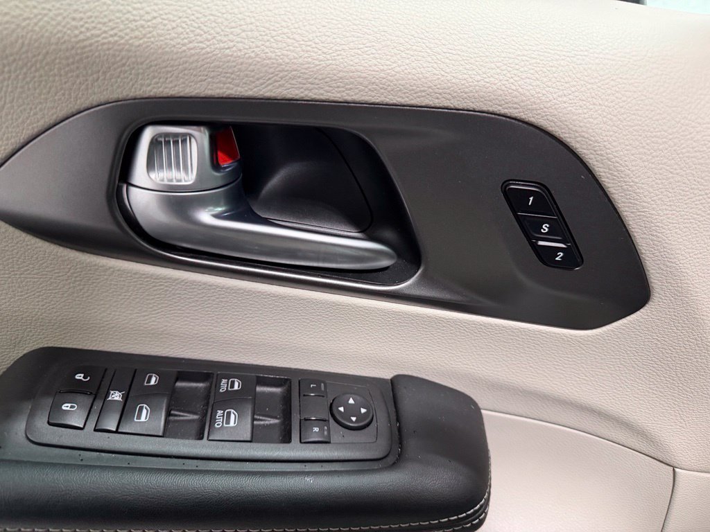 Used 2024 Chrysler Pacifica Touring-L FWD image 13