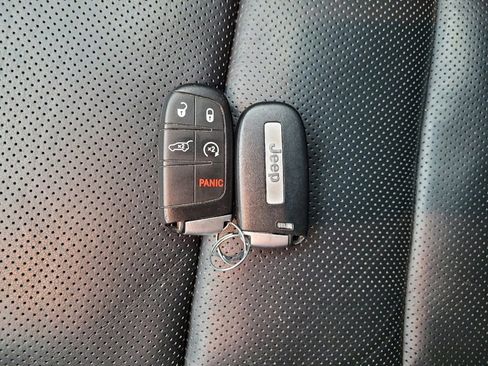 Used 2021 Jeep Grand Cherokee Limited w/ Luxury Group II image 32