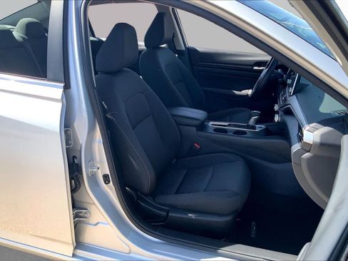Used 2025 Nissan Altima 2.5 SV FWD image 9