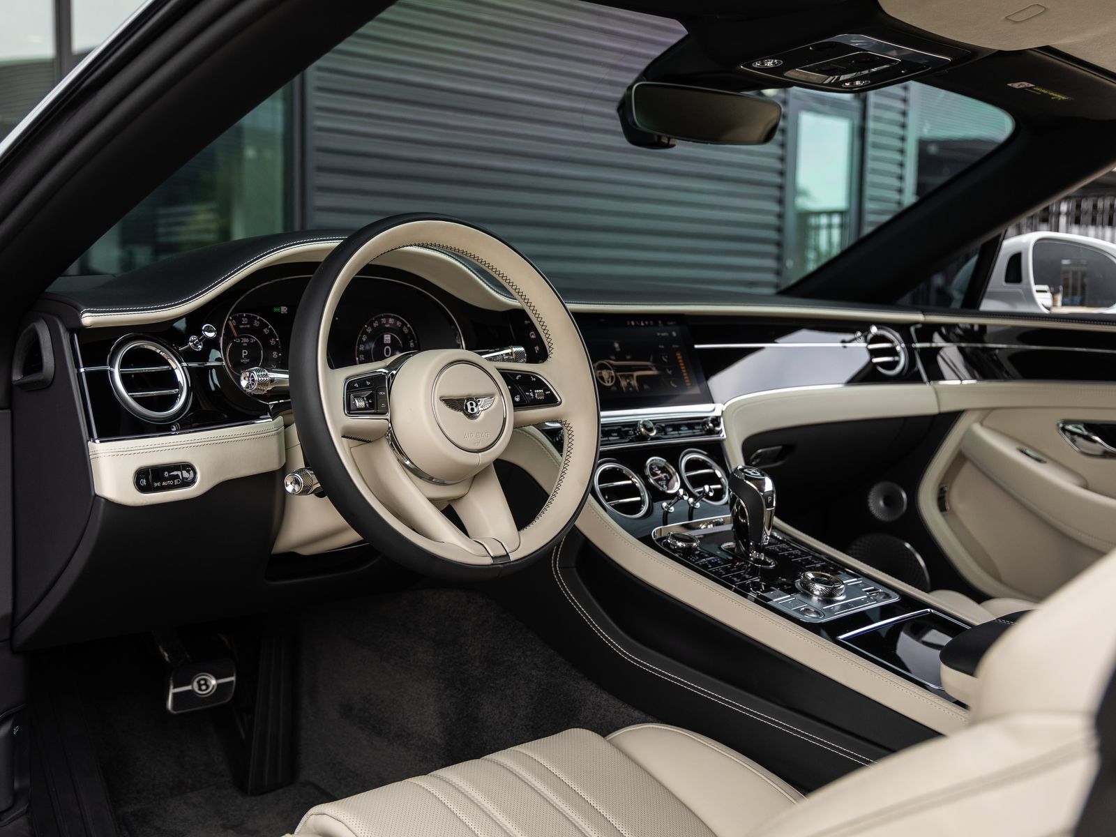 Used 2025 Bentley Continental GTC AWD/4WD image 33