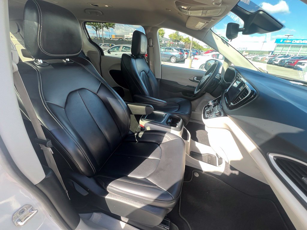 Used 2023 Chrysler Pacifica Touring-L FWD image 27
