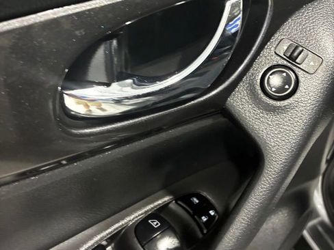 Used 2019 Nissan Rogue SV AWD/4WD image 18