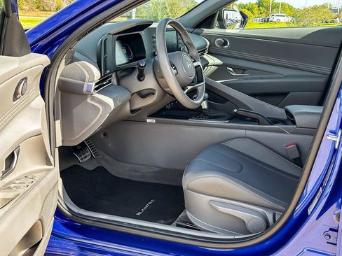 Used 2025 Hyundai Elantra Sport image 11
