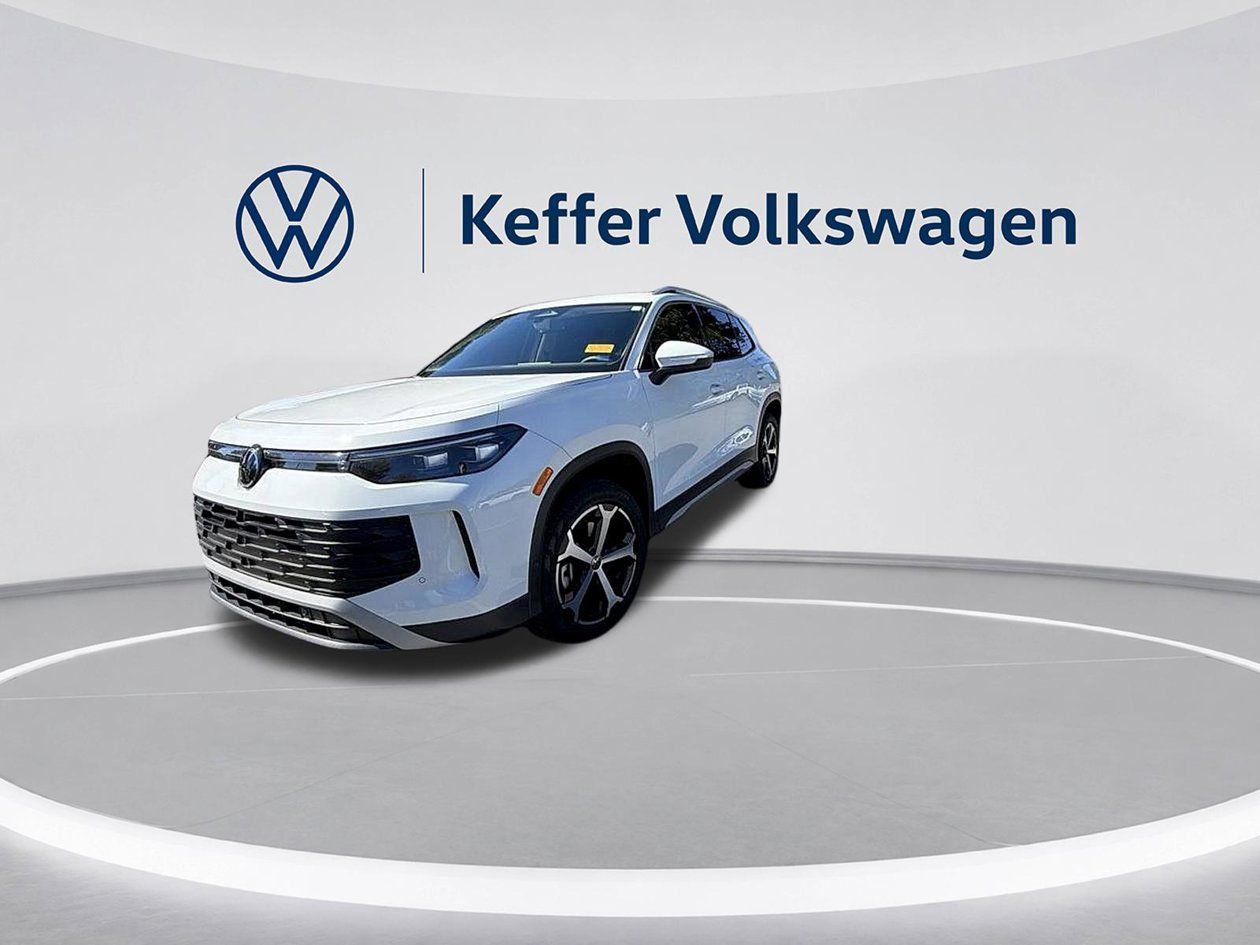 Used 2025 Volkswagen Tiguan SE AWD/4WD image 3