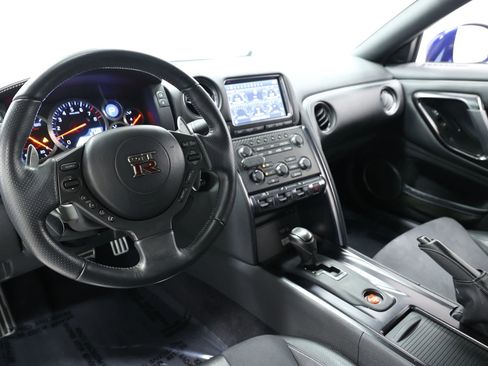 Used 2014 Nissan GT-R Premium image 2