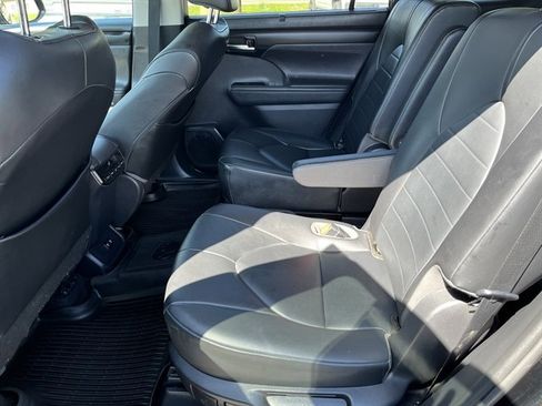 Used 2020 Toyota Highlander XLE AWD/4WD image 32