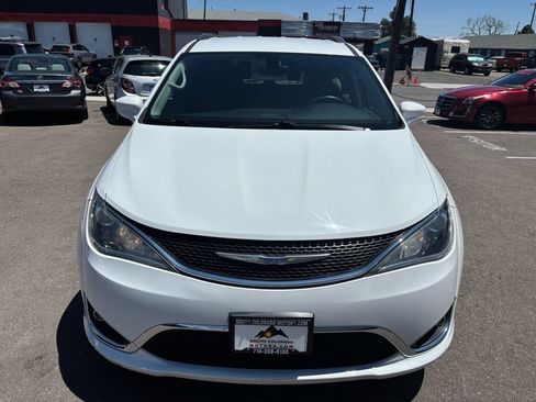 Used 2019 Chrysler Pacifica Touring-L FWD image 2